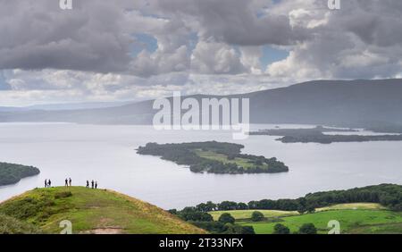 Les randonneurs admirent la vue sur le Loch Lomond depuis Conic Hill, près de Balmaha, en Écosse, au Royaume-Uni Banque D'Images