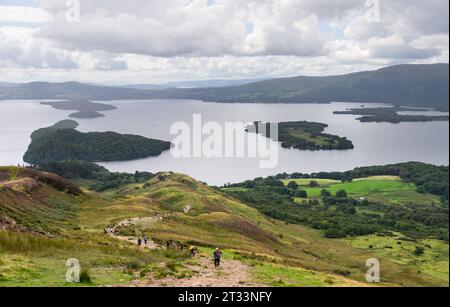 Les randonneurs admirent la vue sur le Loch Lomond depuis Conic Hill, près de Balmaha, en Écosse, au Royaume-Uni Banque D'Images