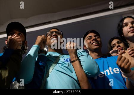 Caracas, capitale du district, Venezuela. 23 octobre 2023. Jovenes de Vente, partido de la candidata Maria Corina Machado esperan los resultados de las elecciones primarias de la oposiciÃ³n venezolana (crédit image : © Elena Fernandez/ZUMA Press Wire) USAGE ÉDITORIAL SEULEMENT! Non destiné à UN USAGE commercial ! Banque D'Images