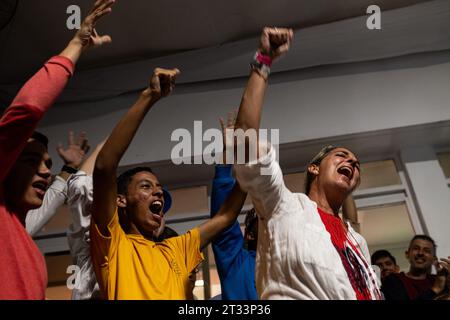 Caracas, capitale du district, Venezuela. 23 octobre 2023. Militantes de Vente, partido de la candidata Maria Corina Machado esperan los resultados de las elecciones primarias de la oposiciÃ³n venezolana (crédit image : © Elena Fernandez/ZUMA Press Wire) USAGE ÉDITORIAL SEULEMENT! Non destiné à UN USAGE commercial ! Banque D'Images