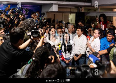 Caracas, capitale du district, Venezuela. 23 octobre 2023. La candidata Maria Corina Machado, junto a la candidata Delsa Solorzano escuchan los resultados del primer corte de las elecciones primarias de la oposiciÃ³n venezolana (image de crédit : © Elena Fernandez/ZUMA Press Wire) USAGE ÉDITORIAL SEULEMENT! Non destiné à UN USAGE commercial ! Banque D'Images