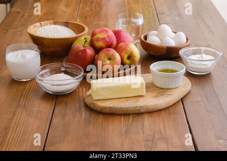Vue aérienne des ingrédients pour les crêpes aux pommes sur une table Banque D'Images