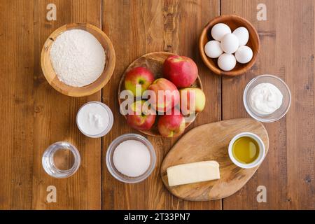 Vue de dessus des ingrédients pour les crêpes aux pommes sur une table Banque D'Images