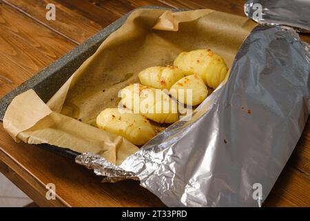 Processus de cuisson de demi-tranches entières de pommes de terre au four Banque D'Images