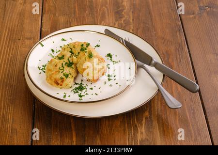 Galettes de viande de veau cuites au four sur une assiette Banque D'Images