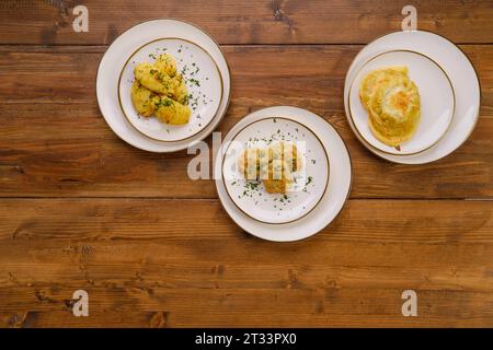 Vue de dessus de la table avec trois plats pour dîner rustique Banque D'Images