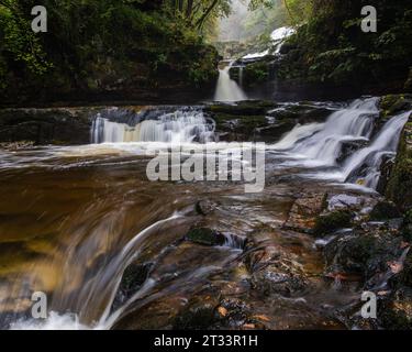 Cascade Sgwd ISAF Clun-Gwyn sur les quatre cascades marcher dans le parc national de Brecon Beacons dans le sud du pays de Galles au Royaume-Uni Banque D'Images