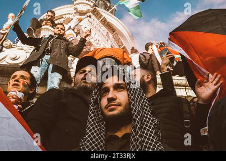 Paris, France. 22 octobre 2023. Olivier Donnars/le Pictorium - manifestation en faveur de la Palestine - 22/10/2023 - France/Paris - près de 20,0000 personnes se sont rassemblées place de la République à Paris dimanche 22 octobre pour une nouvelle manifestation en faveur de la Palestine, cette fois autorisée par la préfecture, pour montrer leur soutien au peuple palestinien et appeler à un "cessez-le-feu immédiat" dans la bande de Gaza. Crédit : LE PICTORIUM/Alamy Live News Banque D'Images