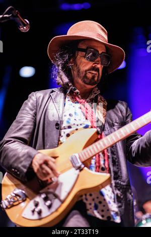 Grass Valley, États-Unis. 21 octobre 2023. Mike Campbell et les Dirty Knobs se produisent lors du premier festival de musique Sugar Pine à Grass Valley, Californie, le samedi 21 octobre 2023. (Photo de Penny Collins/NurPhoto) crédit : NurPhoto SRL/Alamy Live News Banque D'Images