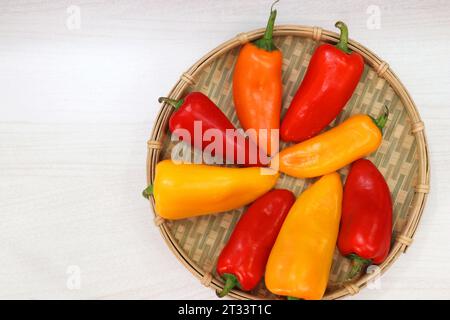 Piments piments vibrants. Variétés colorées assorties de poivrons ou de piments forts et doux sur un fond de ferme. espace de copie. Banque D'Images