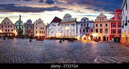 Paysage de la place à Cesky Krumlov, une ville médiévale en République tchèque avec des maisons colorées, monument sur la place avant le lever du soleil. république tchèque Banque D'Images