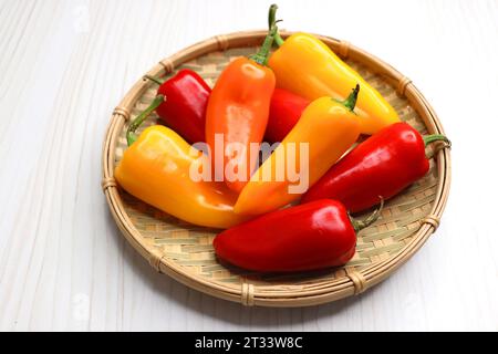 Piments piments vibrants. Variétés colorées assorties de poivrons ou de piments forts et doux sur un fond de ferme. espace de copie. Banque D'Images