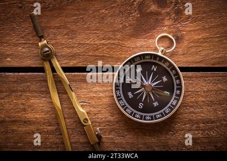 Dessin vintage et boussole de navigation sur une planche de bois rustique Banque D'Images