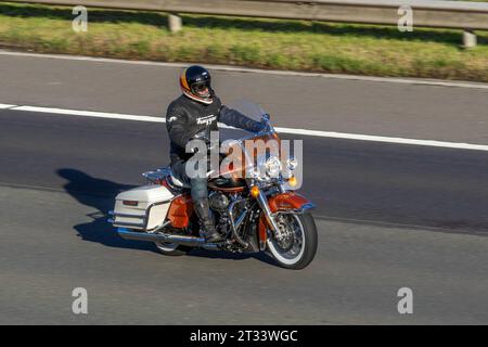 Moto Harley Davidson Fat Bob ; voyageant à grande vitesse sur l'autoroute M6 dans le Grand Manchester, Royaume-Uni Banque D'Images