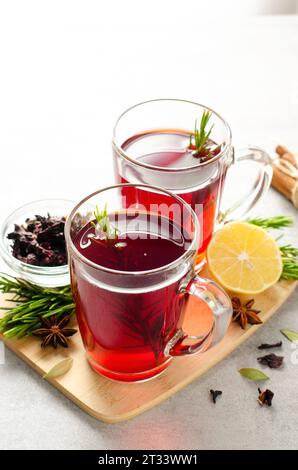 Tisane, thé rouge hibiscus dans des tasses en verre, boisson d'automne ou d'hiver Banque D'Images