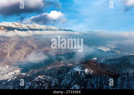 Lac Bohinj en hiver, vue aérienne à angle élevé prise de vue depuis la montagne Vogel en février matin Banque D'Images