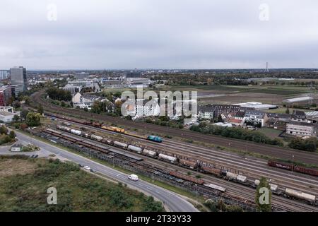 Blick auf die Felder neben dem Medienhafen à Kappes-Hamm à Düsseldorf. Im hintergrund das Prozeßgebäude des Oberlandesgericht mit seinem Hochsicherh. Banque D'Images