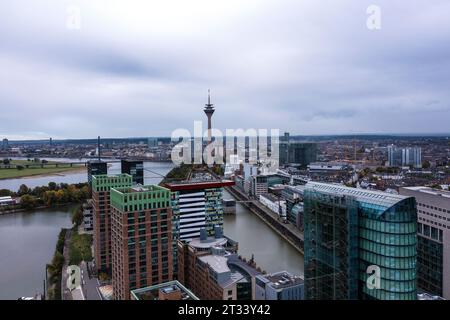 Der Medienhafen in Düsseldorf, aufgenommen mit einer Drohne aus der Vogelpersektive aus südlicher Richtung. Banque D'Images