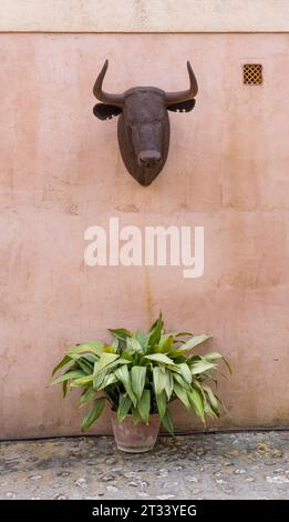 Felanitx, Espagne ; octobre 06 2023 : agrotourisme et école d'équitation son Menut, dans la ville majorquine de Felanitx, Espagne. Sculpture en métal d'une tête de taureau Banque D'Images