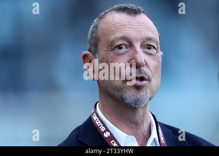 Amadeus, présentateur de la télévision italienne, regarde pendant le match de football Serie A entre Torino FC et FC Internazionale au Stadio Olimpico le 21 2023 octobre à Turin, Italie . Banque D'Images