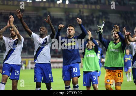 Les joueurs du FC Internazionale célèbrent à la fin du match de Serie A entre Torino FC et FC Internazionale au Stadio Olimpico le 21 2023 octobre à Turin, Italie . Banque D'Images