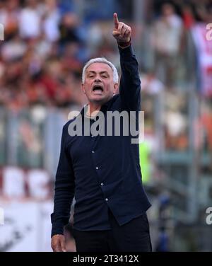 Rome, Italie. 22 octobre 2023. Jose Mourinho, entraîneur-chef de Roma, fait des gestes lors d'un match de football en Serie A entre Roma et Monza à Rome, Italie, le 22 octobre 2023. Crédit : Alberto Lingria/Xinhua/Alamy Live News Banque D'Images