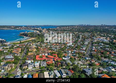 Vue aérienne panoramique drone sur Freshwater, Queenscliff et Manly dans la région des plages du Nord de Sydney NSW Australie, CBD au loin. Banque D'Images