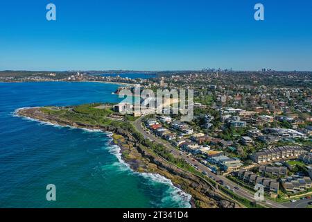 Vue aérienne panoramique drone sur Freshwater, Queenscliff et Manly dans la région des plages du Nord de Sydney NSW Australie, CBD au loin. Banque D'Images