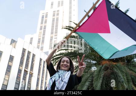 marche pro-Palestine, Mexico, Mexique. 22 octobre 2023. Un manifestant agite un drapeau palestinien. Des milliers de personnes protestent à Mexico, tout en répétant à plusieurs reprises ÕItÕs pas une guerre. ItÕs génocide'. Beaucoup de gens ont brandi des drapeaux palestiniens, d'autres ont porté un keffiyeh en solidarité avec le peuple palestinien. Divers groupes ont participé à la marche, dont le Parti communiste mexicain, des militants pro-avortement et des groupes LGBTQ. Crédit : Lexie Harrison-Cripps/Alamy Live News Banque D'Images