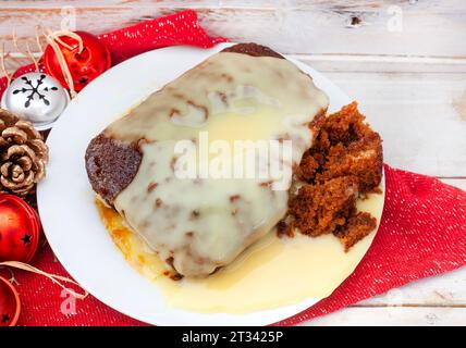 Pudding Malva sud-africain traditionnel avec crème crémeuse sur la table de Noël rustique. Un dessert préféré toute l'année. Banque D'Images