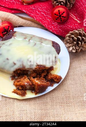 Pudding Malva sud-africain traditionnel avec crème crémeuse sur la table de Noël rustique. Un dessert préféré toute l'année. Banque D'Images