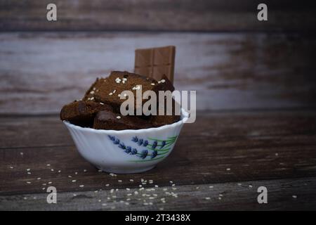 Un beau récipient contient un gâteau au chocolat Banque D'Images