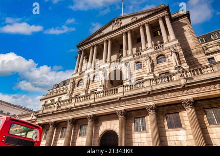 Bank of England, Threadneedle Street, Londres, Royaume-Uni, avec passage d'un bus rouge londonien. Banque D'Images