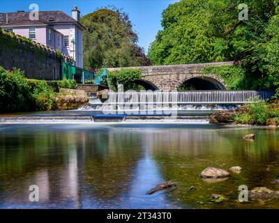Abbey Bridge et Weir sur la rivière Tavy à Tavistock, Devon. Banque D'Images