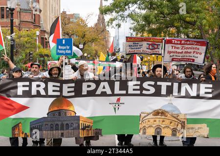 Une coalition de leaders religieux marche dans le quartier Back Bay de Boston lors d'un rassemblement pro-palestinien. Des centaines de partisans pro-palestiniens se sont rassemblés à Boston, Massachusetts. Des conférenciers de diverses organisations sociales se sont adressés à une foule nombreuse sur les marches de la Boston public Library à Copley Square. Les manifestants sont ensuite descendus dans les rues en marchant autour du quartier Back Bay de Boston et ont terminé l'extérieur du consulat israélien à Boston. La dernière manifestation à Boston survient alors que des camions humanitaires ont commencé à entrer au poste frontière de Rafah depuis l'Egypte. Banque D'Images