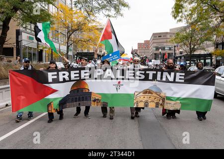 Une coalition de leaders religieux marche dans le quartier Back Bay de Boston lors d'un rassemblement pro-palestinien. Des centaines de partisans pro-palestiniens se sont rassemblés à Boston, Massachusetts. Des conférenciers de diverses organisations sociales se sont adressés à une foule nombreuse sur les marches de la Boston public Library à Copley Square. Les manifestants sont ensuite descendus dans les rues en marchant autour du quartier Back Bay de Boston et ont terminé l'extérieur du consulat israélien à Boston. La dernière manifestation à Boston survient alors que des camions humanitaires ont commencé à entrer au poste frontière de Rafah depuis l'Egypte. Banque D'Images