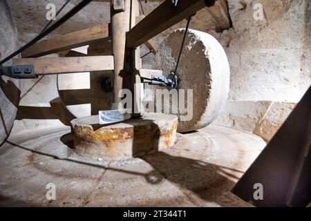 Concasseur de pierre antique pour l'huile d'olive Banque D'Images