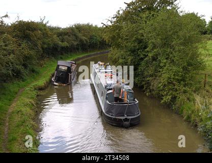 Photo d'un petit bateau étroit qui a pris sur Water.and est semi coulé. Banque D'Images