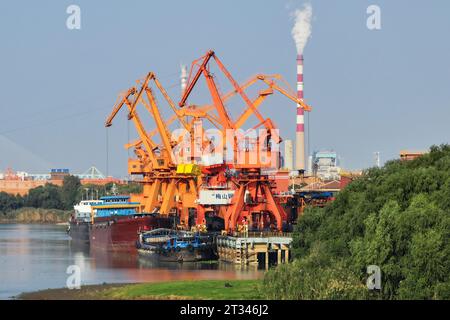 NANJING, CHINE - 23 OCTOBRE 2023 - les cargos accostent au terminal de matières premières de fer et d'acier de Meishan pour décharger le charbon à Nanjing, province du Jiangsu, Chin Banque D'Images