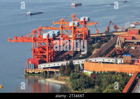 NANJING, CHINE - 23 OCTOBRE 2023 - les cargos accostent au terminal de matières premières de fer et d'acier de Meishan pour décharger le charbon à Nanjing, province du Jiangsu, Chin Banque D'Images