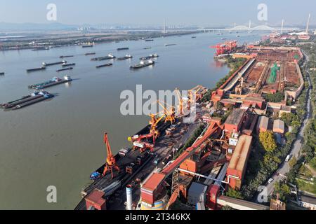 NANJING, CHINE - 23 OCTOBRE 2023 - les cargos accostent au terminal de matières premières de fer et d'acier de Meishan pour décharger le charbon à Nanjing, province du Jiangsu, Chin Banque D'Images