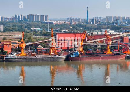 NANJING, CHINE - 23 OCTOBRE 2023 - les cargos accostent au terminal de matières premières de fer et d'acier de Meishan pour décharger le charbon à Nanjing, province du Jiangsu, Chin Banque D'Images