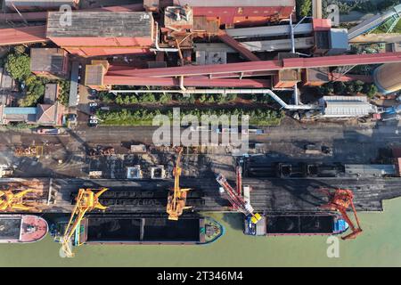 NANJING, CHINE - 23 OCTOBRE 2023 - les cargos accostent au terminal de matières premières de fer et d'acier de Meishan pour décharger le charbon à Nanjing, province du Jiangsu, Chin Banque D'Images