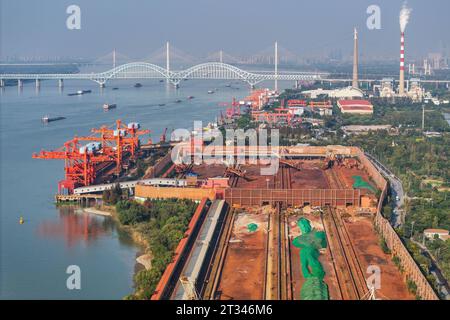 NANJING, CHINE - 23 OCTOBRE 2023 - les cargos accostent au terminal de matières premières de fer et d'acier de Meishan pour décharger le charbon à Nanjing, province du Jiangsu, Chin Banque D'Images