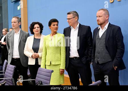 Lukas Schön, Amira Mohamed Ali, Sahra Wagenknecht, Ralph Suikat und Christian Leye BEI der Bundespressekonferenz zur Gründung des Vereins Bündnis Sahra Wagenknecht - für Vernunft und Gerechtigkeit zur Vorbereitung einer neuen Partei im Haus der Bundespressekonferenz. Berlin, 23.10.2023 *** Lukas Schön, Amira Mohamed Ali, Sahra Wagenknecht, Ralph Suikat et Christian Leye à la Conférence de presse fédérale sur la fondation de l'association Alliance Sahra Wagenknecht pour la raison et la justice pour préparer un nouveau parti à la Maison de la Conférence de presse fédérale Berlin, 23 10 2023 photo:XF.xKernx/xFuture Banque D'Images