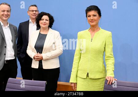 Lukas Schön, Ralph Suikat, Amira Mohamed Ali und Sahra Wagenknecht BEI der Bundespressekonferenz zur Gründung des Vereins Bündnis Sahra Wagenknecht - für Vernunft und Gerechtigkeit zur Vorbereitung einer neuen Partei im Haus der Bundespressekonferenz. Berlin, 23.10.2023 *** Lukas Schön, Ralph Suikat, Amira Mohamed Ali et Sahra Wagenknecht à la Conférence de presse fédérale sur la fondation de l'Association Sahra Wagenknecht pour la raison et la justice pour préparer un nouveau parti à la Maison de la Conférence de presse fédérale Berlin, 23 10 2023 Foto:XF.xKernx/xFuturexImagex wagenknecht 3004 Banque D'Images