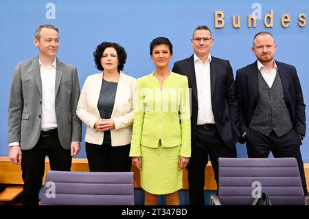 Lukas Schön, Amira Mohamed Ali, Sahra Wagenknecht, Ralph Suikat und Christian Leye BEI der Bundespressekonferenz zur Gründung des Vereins Bündnis Sahra Wagenknecht - für Vernunft und Gerechtigkeit zur Vorbereitung einer neuen Partei im Haus der Bundespressekonferenz. Berlin, 23.10.2023 *** Lukas Schön, Amira Mohamed Ali, Sahra Wagenknecht, Ralph Suikat et Christian Leye à la Conférence de presse fédérale sur la fondation de l'association Alliance Sahra Wagenknecht pour la raison et la justice pour préparer un nouveau parti à la Maison de la Conférence de presse fédérale Berlin, 23 10 2023 photo:XF.xKernx/xFuture Banque D'Images