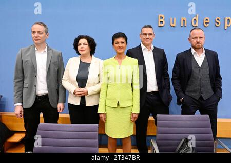 Lukas Schön, Amira Mohamed Ali, Sahra Wagenknecht, Ralph Suikat und Christian Leye BEI der Bundespressekonferenz zur Gründung des Vereins Bündnis Sahra Wagenknecht - für Vernunft und Gerechtigkeit zur Vorbereitung einer neuen Partei im Haus der Bundespressekonferenz. Berlin, 23.10.2023 *** Lukas Schön, Amira Mohamed Ali, Sahra Wagenknecht, Ralph Suikat et Christian Leye à la Conférence de presse fédérale sur la fondation de l'association Alliance Sahra Wagenknecht pour la raison et la justice pour préparer un nouveau parti à la Maison de la Conférence de presse fédérale Berlin, 23 10 2023 photo:XF.xKernx/xFuture Banque D'Images