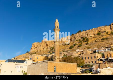 Maisons anciennes et en pierre de la vieille Mardin (Eski Mardin) avec le château de Mardin, situé au sud-est de la Turquie Banque D'Images