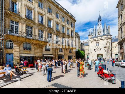 Danseurs dansant au Bordeaux City Tango Festival près de la porte de la ville historique de Bordeaux Cailhau à Bordeaux, une ville portuaire du sud-ouest de la France Banque D'Images